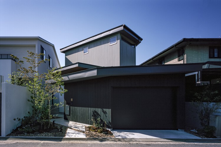 Дом в Фуджидере / FujiwaraMuro Architects - Экстерьерная фотография, окна, фасад, бетон