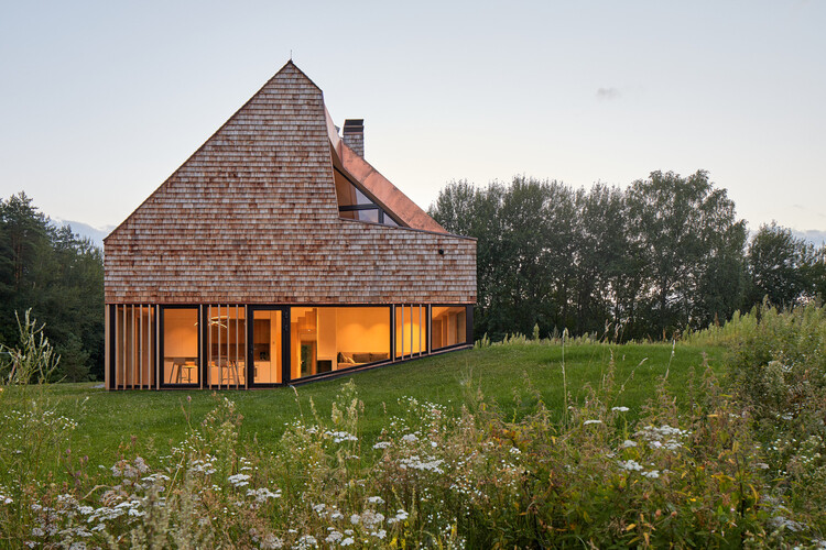 Дома внутри и снаружи в Литве: 20 проектов с огромными окнами, зовущими природу — Изображение 24 из 24