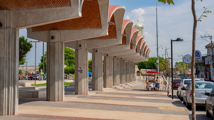Главная площадь Косолеакаке / Colectivo MX + Габриэль Конзевик + Рейес Риос + Ларраин arquitectos - Фотография экстерьера, арка, колонна