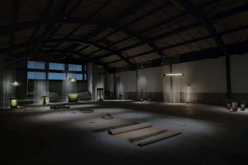 Темный выставочный зал с предметами, освещенными прожекторами