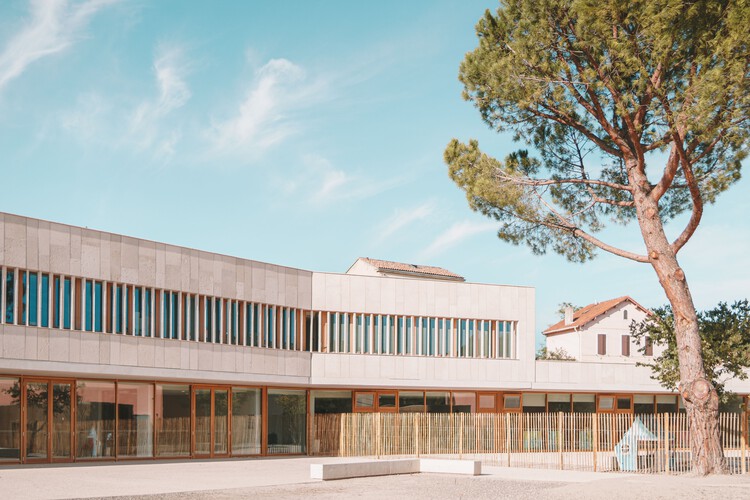 Ископаемое здание в школе Кабриес / Amelia Tavella Architectes — фотография экстерьера, фасад