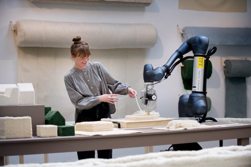 Кристиен Мейндертсма разработал робота, который может печатать шерсть на 3D-принтере, используя форму валяния.
