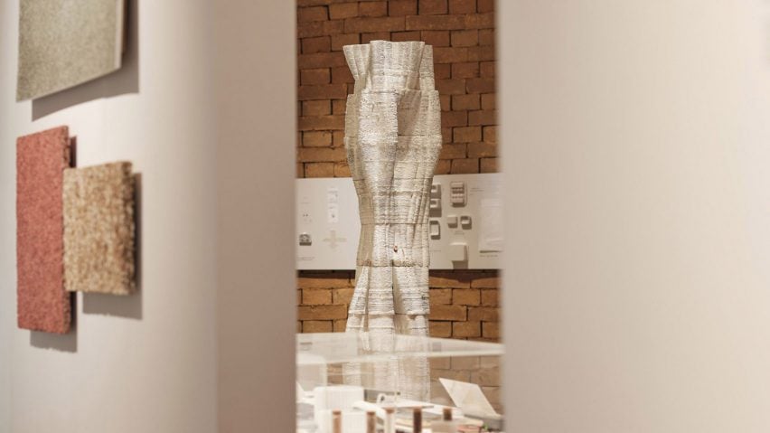 Фотография древесной колонны Blast Studio, сделанной из 3D-печатного мицелия, установленной на выставке.