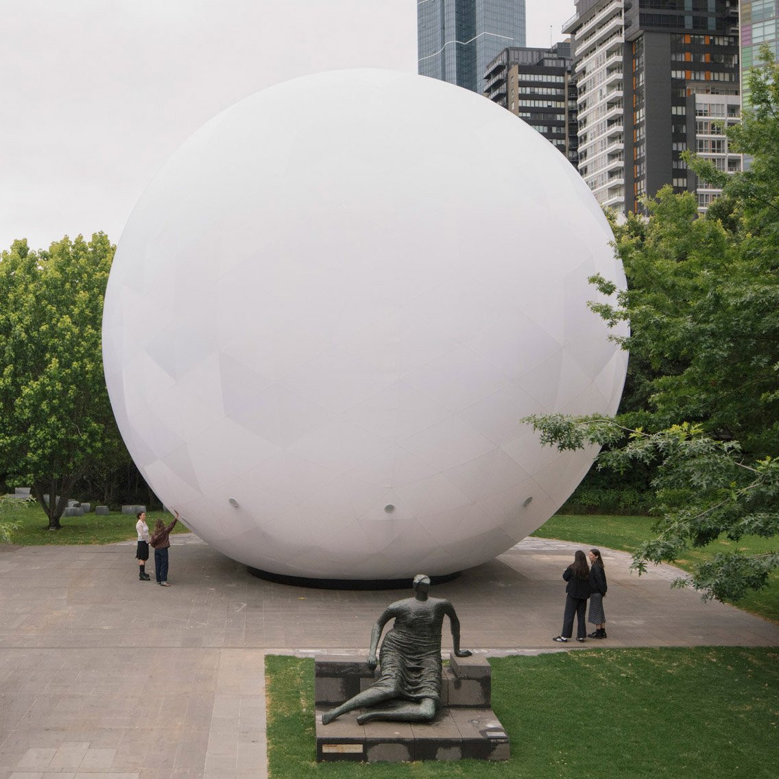 Ник Брансдон создает надувную сферу для Национальной галереи Виктории