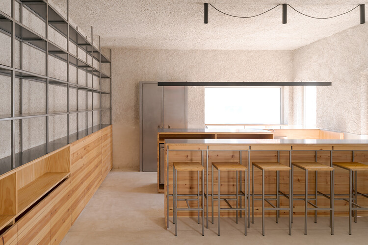 Oficina do Bacalhau / COM/O atelier - Фотография интерьера, кухня, стол, окна, стул, балка