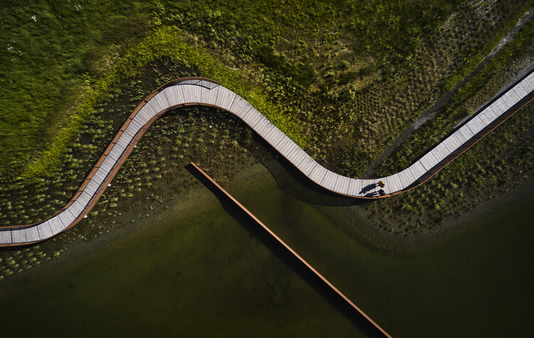 Пруд с ливневой водой в Exercisfältet / White Arkitekter — фотография экстерьера