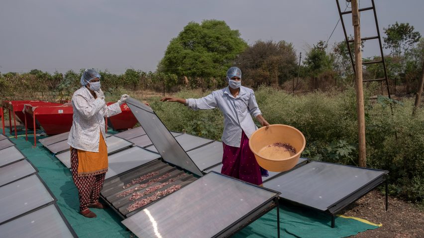 Женщины-фермеры используют кондуктивные сушилки на солнечной энергии от S4S Technologies