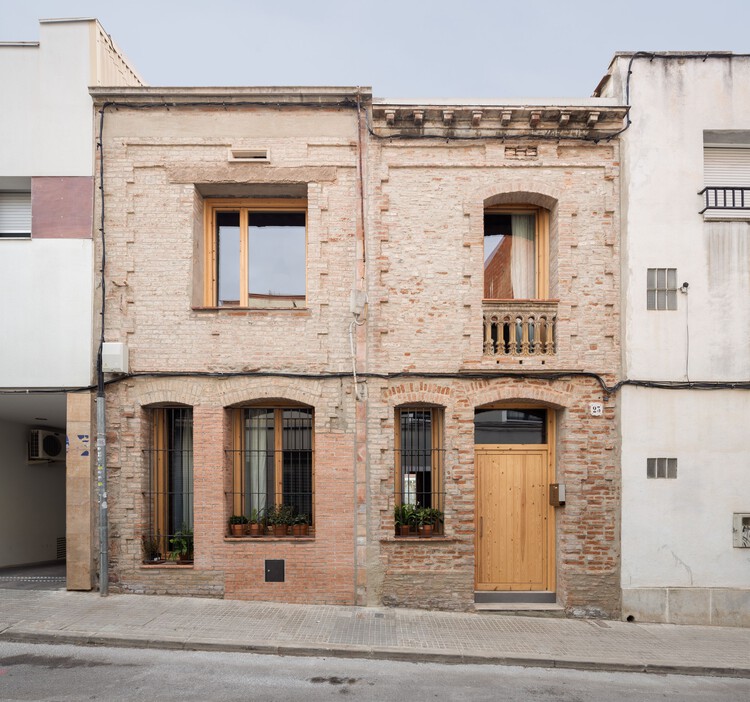 Ремонт двух домов между перегородками / arqbag - Экстерьерная фотография, окна, двери, кирпич, фасад