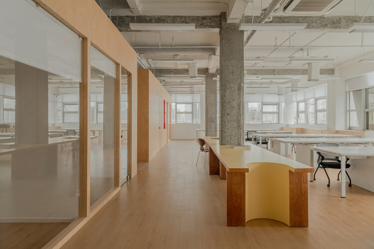 Таги.Офис / Woodo Studio - Фотография интерьера, кухня, стол, окна, стул