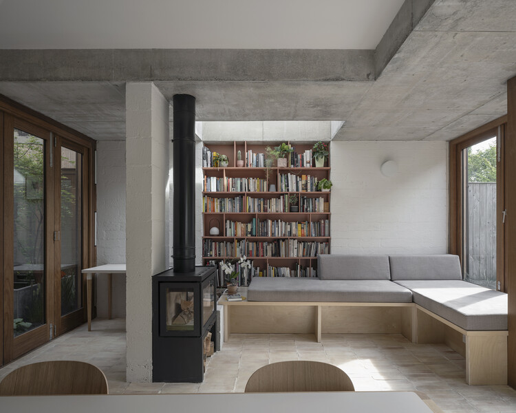 Терраса из яблони / Scullion Architects — фотография интерьера, стеллажи, диван, окна, балка