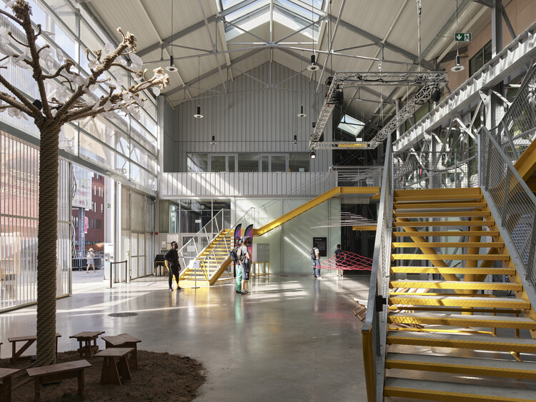   Третье пространство для творчества / Atelier d'Architecture Gardera-Pastre - Фотография интерьера, лестница, балка