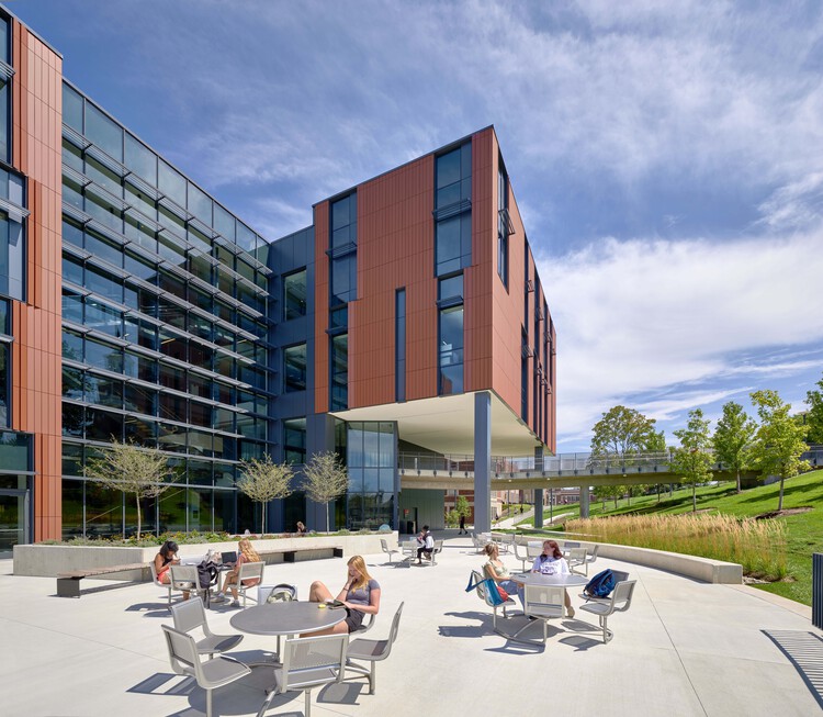 Клифтон-Корт-холл, Колледж искусств и наук Университета Цинциннати / LMN Architects — фотография экстерьера, стул, фасад