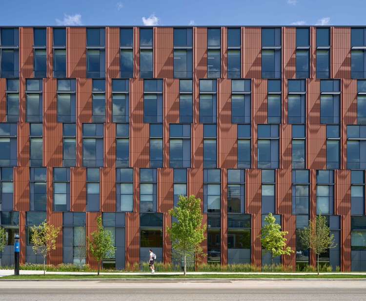 Клифтон Корт Холл, Колледж искусств и наук Университета Цинциннати / LMN Architects – Фотография экстерьера, фасад, окна