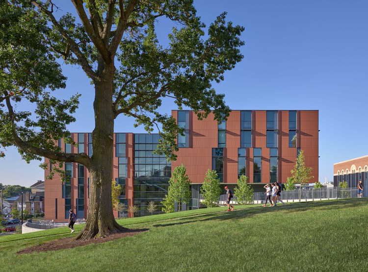 Зал Клифтон-Корт, Колледж искусств и наук Университета Цинциннати / LMN Architects – Фотография экстерьера, фасад