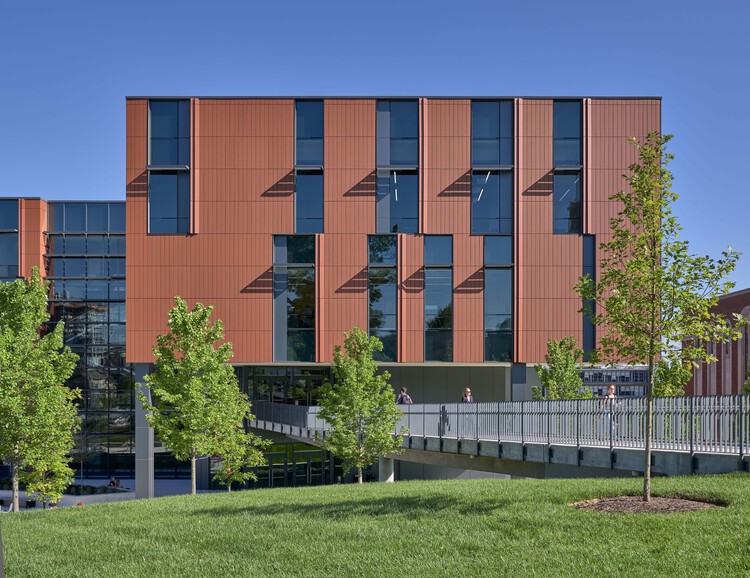 Зал Клифтон-Корт, Колледж искусств и наук Университета Цинциннати / LMN Architects — фотография экстерьера, окна, фасад