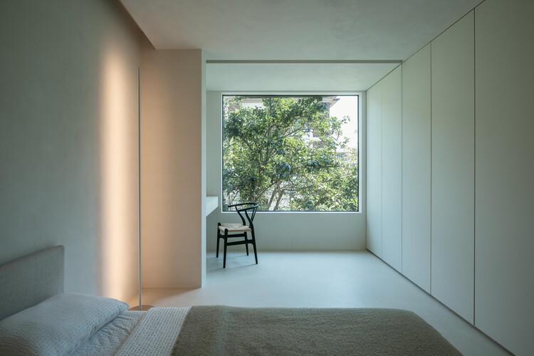 Лесная вилла / Дизайн и исследование HAS - Фотография интерьера, спальня, кровать, окна