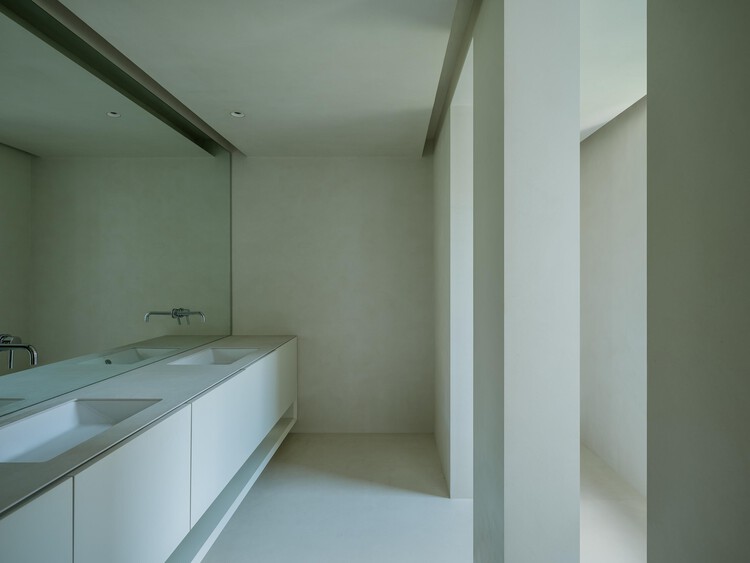 Лесная вилла / Дизайн и исследования HAS - Фотография интерьера, ванная комната, раковина