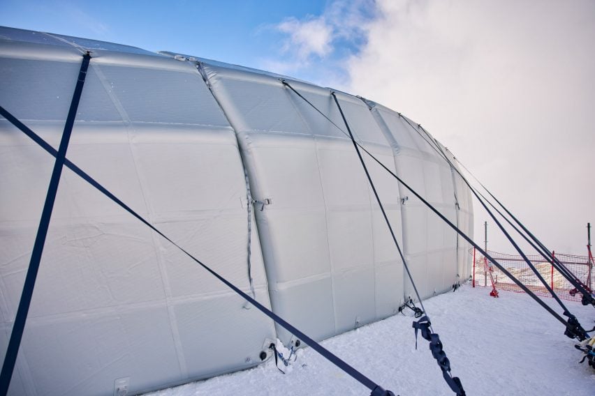 Стабилизирующие волокна, ввинченные в лед в доме лыжного старта от Ingenhoven Architects