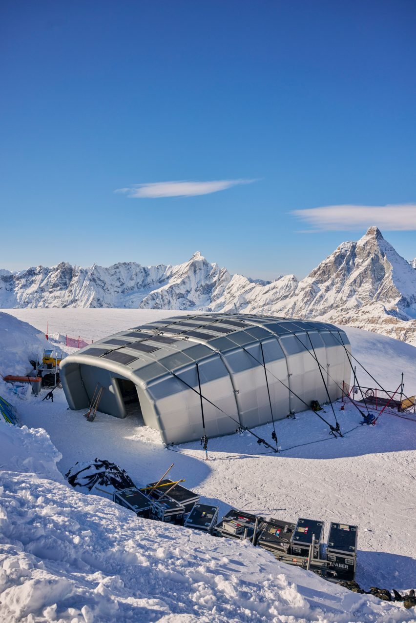 Дом для лыжного старта от Ingenhoven Architects в Швейцарских Альпах