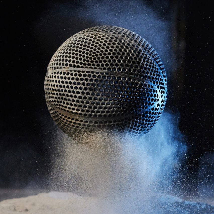 Черный безвоздушный баскетбольный мяч от Wilson, напечатанный на 3D-принтере, подпрыгивающий на порошковом материале