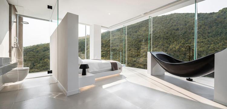 Ванная за кроватью: 8 спален со встроенными ванными комнатами — изображение 4 из 21