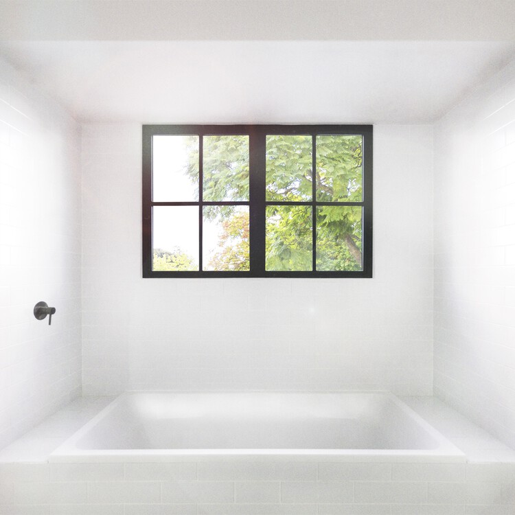 Дом летающей бабочки / Фрэнки Паппас — фотография интерьера, ванна, окна, ванная комната