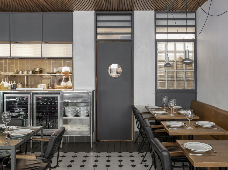 Toto Ipanema / Tadu Arquitetura - Фотография интерьера, кухня, стол, окна, стул, столешница, балка