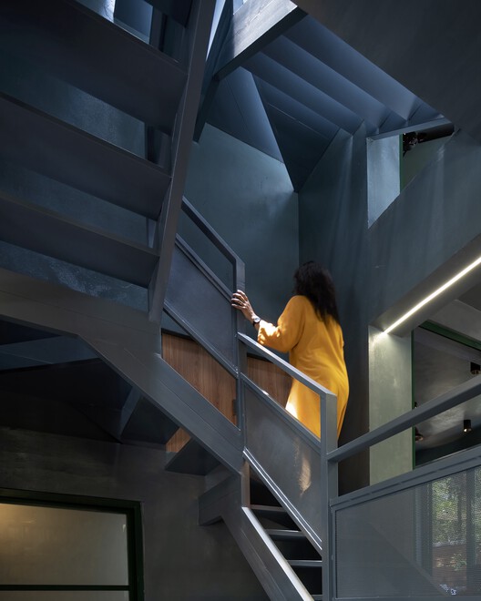 Читальный зал / AN Design Studio - Фотография интерьера, лестница, балка, перила