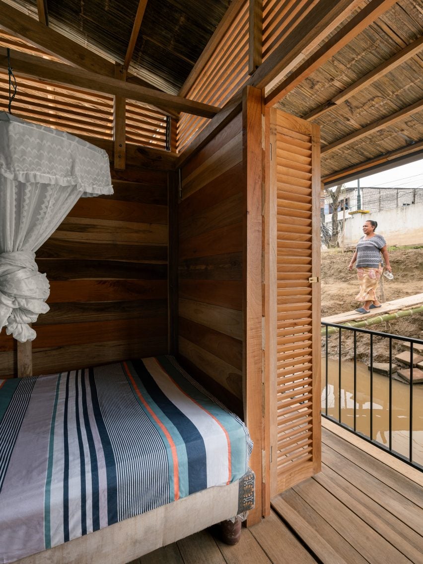 Вид на спальные места в плавучем доме в Эквадоре