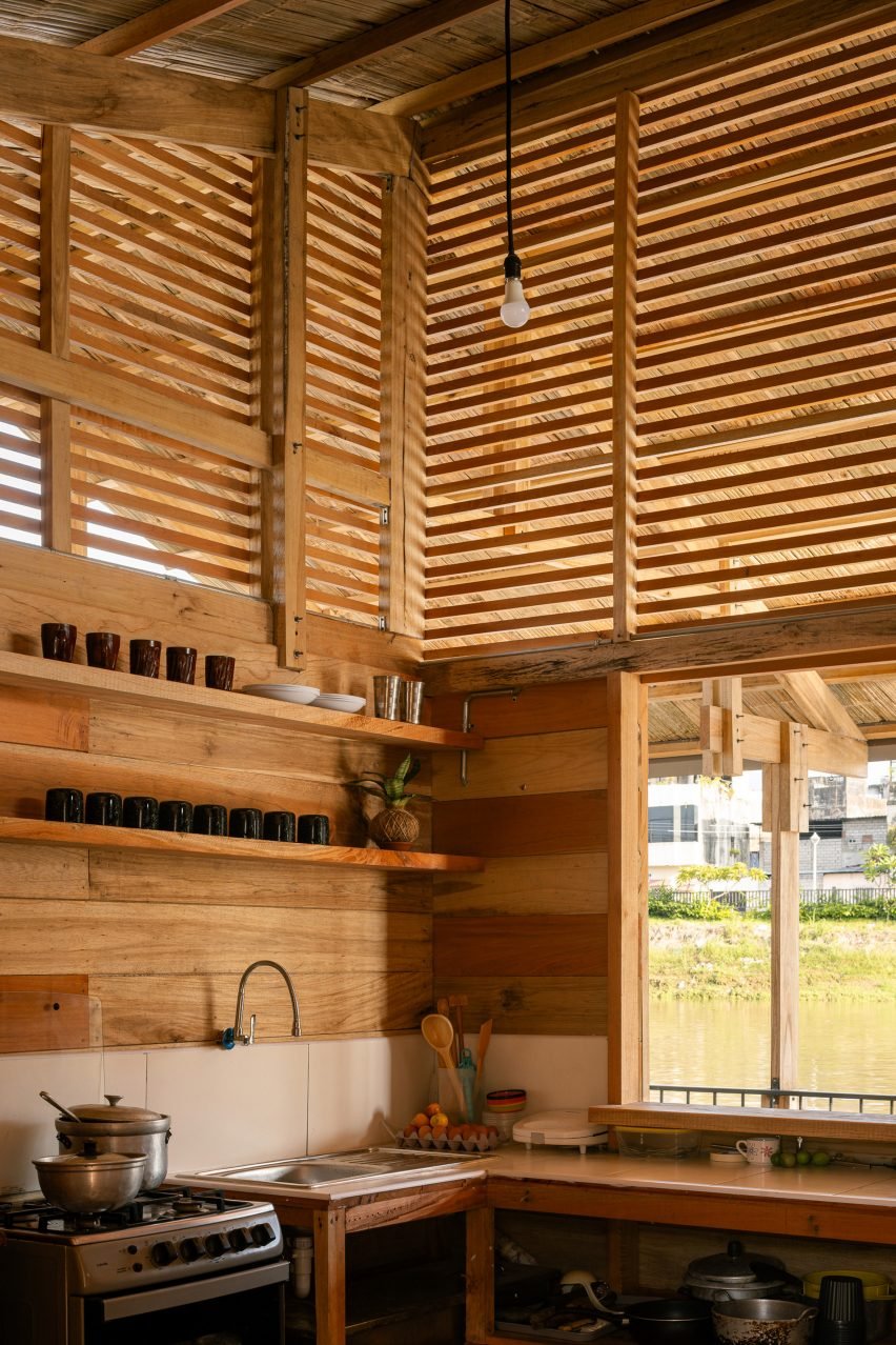 Кухонная зона дома от Natura Futura и Хуана Карлоса Бамбы