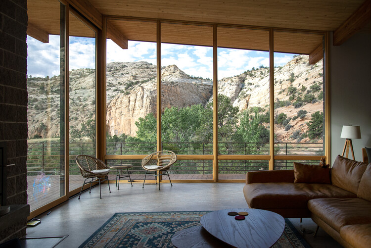 Escalante Retreat / Imbue Design - Фотография интерьера, гостиная, стол