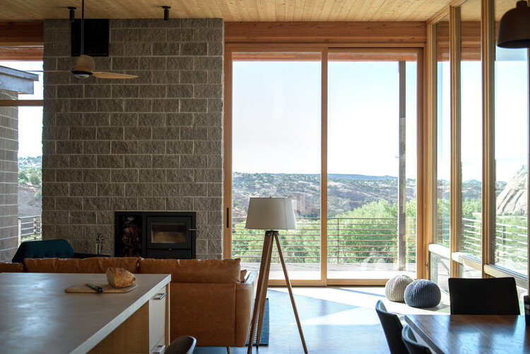 Escalante Retreat / Imbue Design - Фотография интерьера, кухни, стола, окон