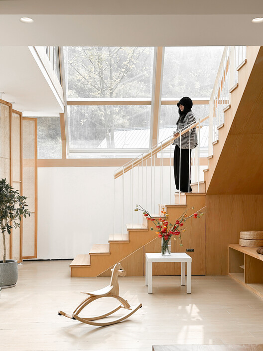 Youli B＆B / Brick&Cube Architects — Фотография интерьера, лестницы, окна, перила
