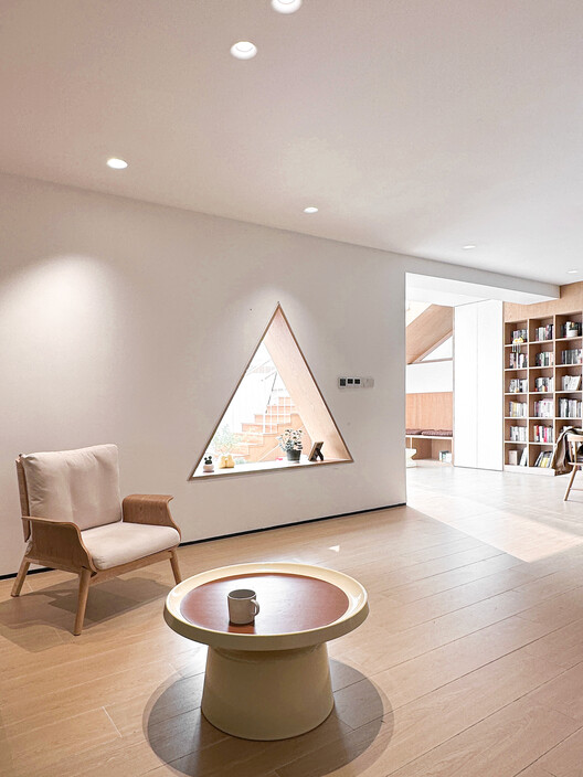Youli B＆B / Brick&Cube Architects — Фотография интерьера, гостиная, стол, стул