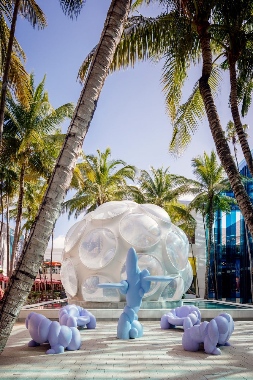 Лара Бохинк с куполом Бакминстера Фуллера в Miami Design District