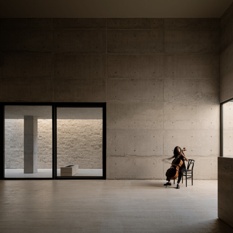 Дом Гомеса / Jorge Garibay Arquitectos - Фотография интерьера, окна, стул