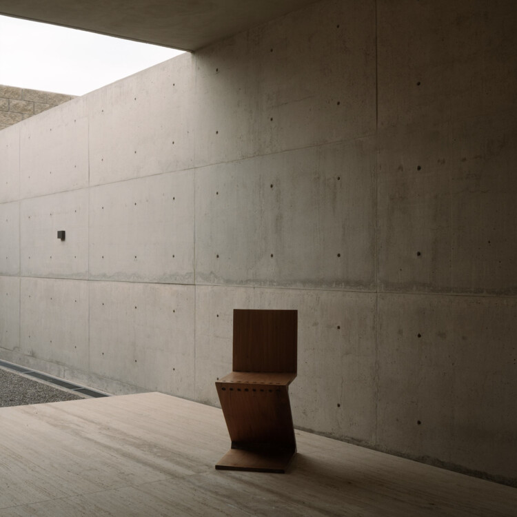 Дом Гомеса / Jorge Garibay Arquitectos - Фотография интерьера, кирпич, стул