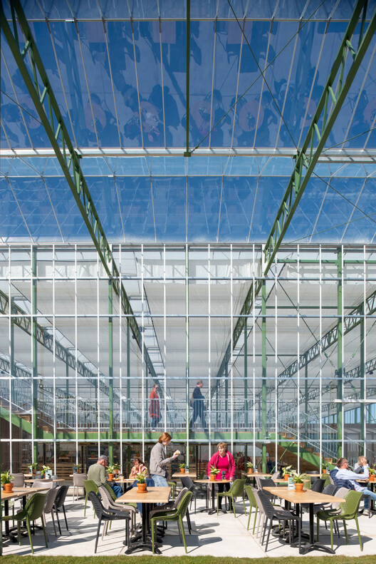 Green House Floriade / V8 Architects — фотография экстерьера, стол, стул