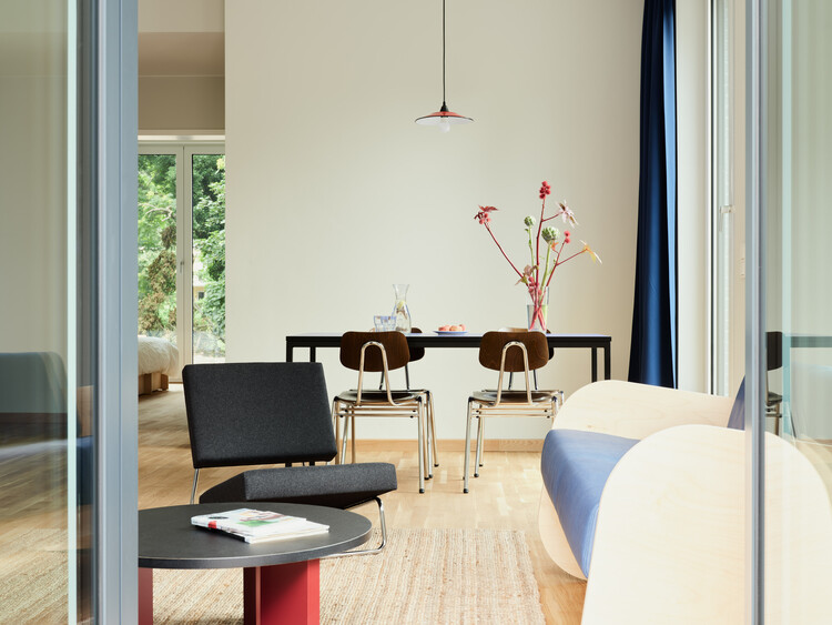 Студенческие общежития Бард-колледжа в Берлине / Гражданские проекты - Фотография интерьера, гостиная, стол, стул, окна