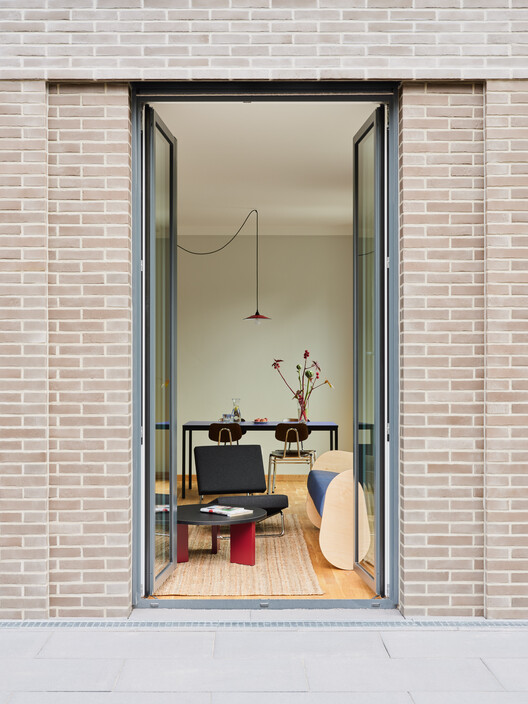 Студенческие общежития Бард-колледжа в Берлине / Гражданские проекты - Фотография интерьера, окна, стул, дверь, фасад