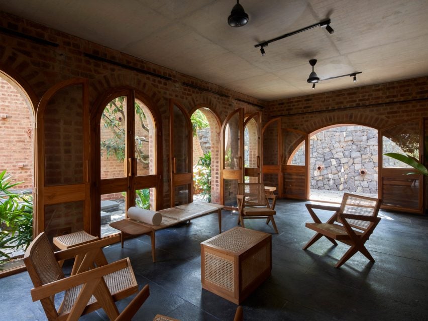 Внутренняя комната общественного центра в Бангалоре у порога