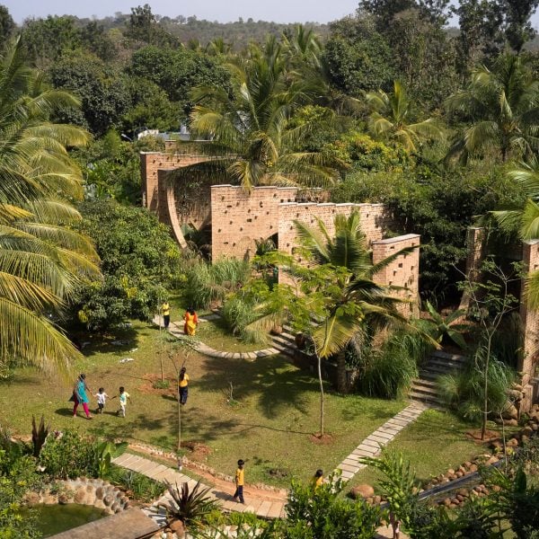 A Threshold маскирует общественный центр в Индии под «древние руины»