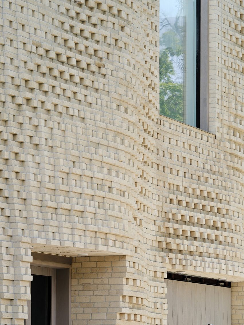 Пиксельный кирпичный фасад с прямолинейными окнами