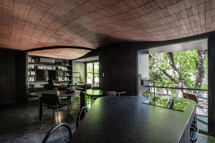 Здание Сервантеса / Студия Grizzo — фотография интерьера, кухня, стол, стул, окна