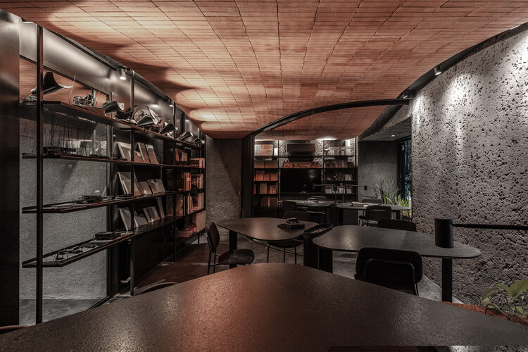 Здание Сервантеса / Студия Grizzo - Фотография интерьера, кухня, стол, стеллажи, стул, балка