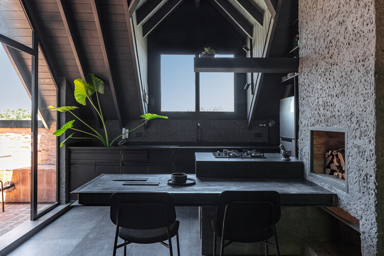 Здание Сервантеса / Студия Grizzo - Фотография интерьера, кухня, стол, стул, окна, балка