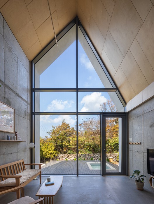 Seon Heul Sup House / SOHUN Architects & Planners - Фотография интерьера, стол, окна, стул, балка