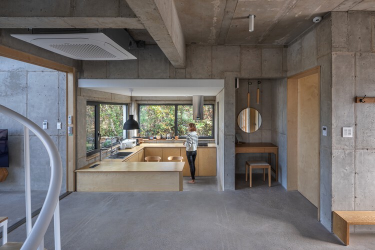 Дом Seon Heul Sup House / SOHUN Architects & Planners - Фотография интерьера, кухня, стол, стул, балка