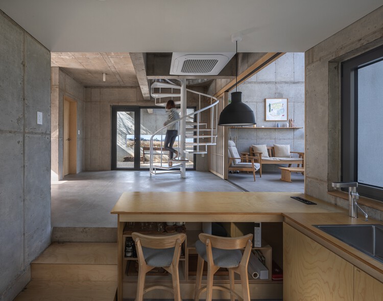 Seon Heul Sup House / SOHUN Architects & Planners - Фотография интерьера, кухня, стол, столешница, стул, раковина, окна, балка