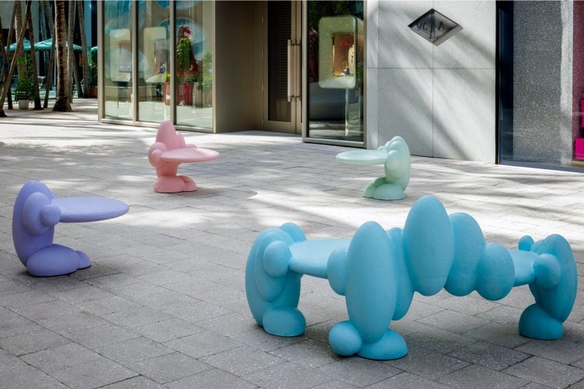 Красочные скамейки и столы в общественных местах от Лары Бохинк